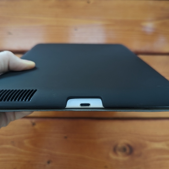 Apple iPad 4th Generation with Case - Picture 7 of 9